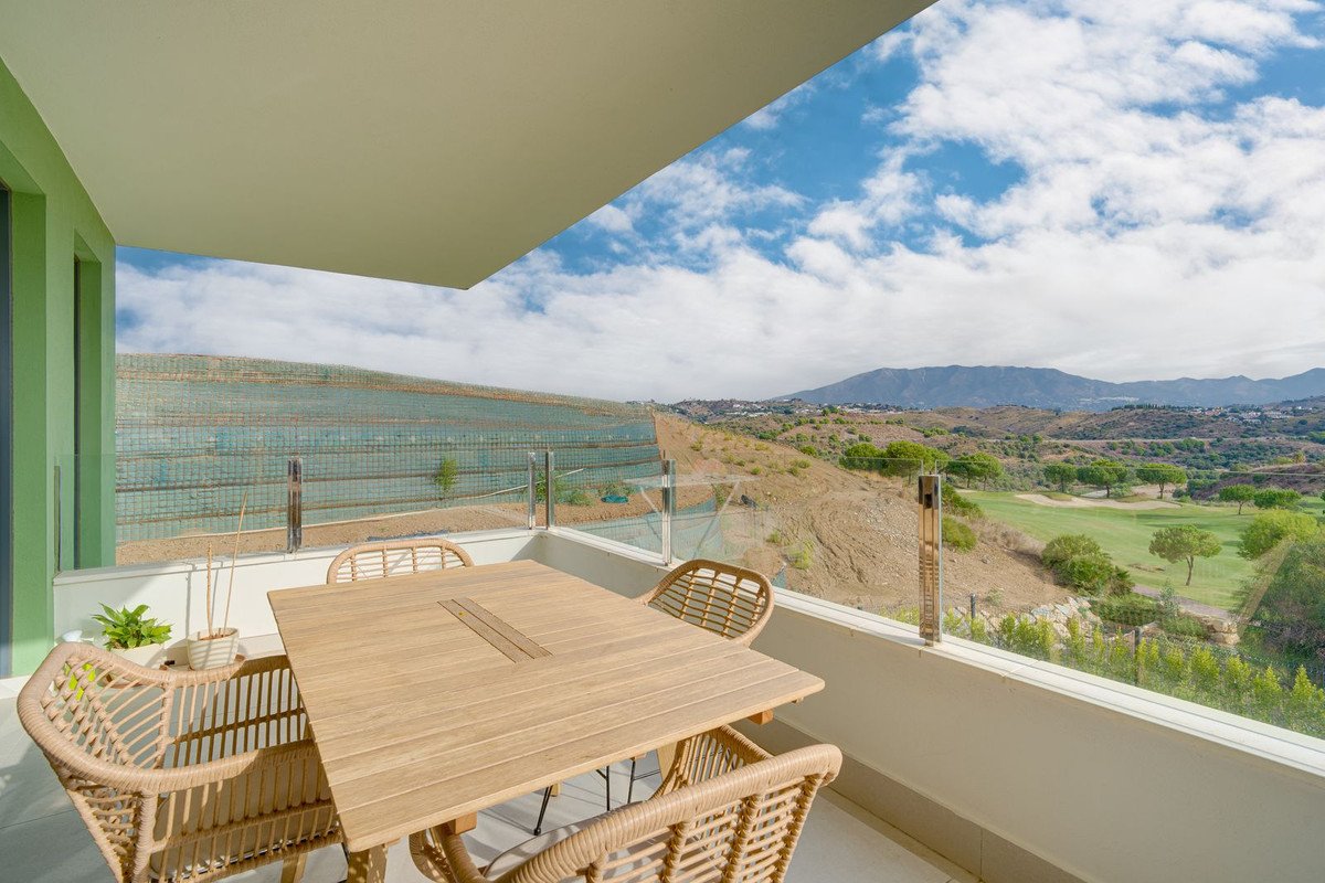2 Bed Middle Floor Apartment in Calanova Golf