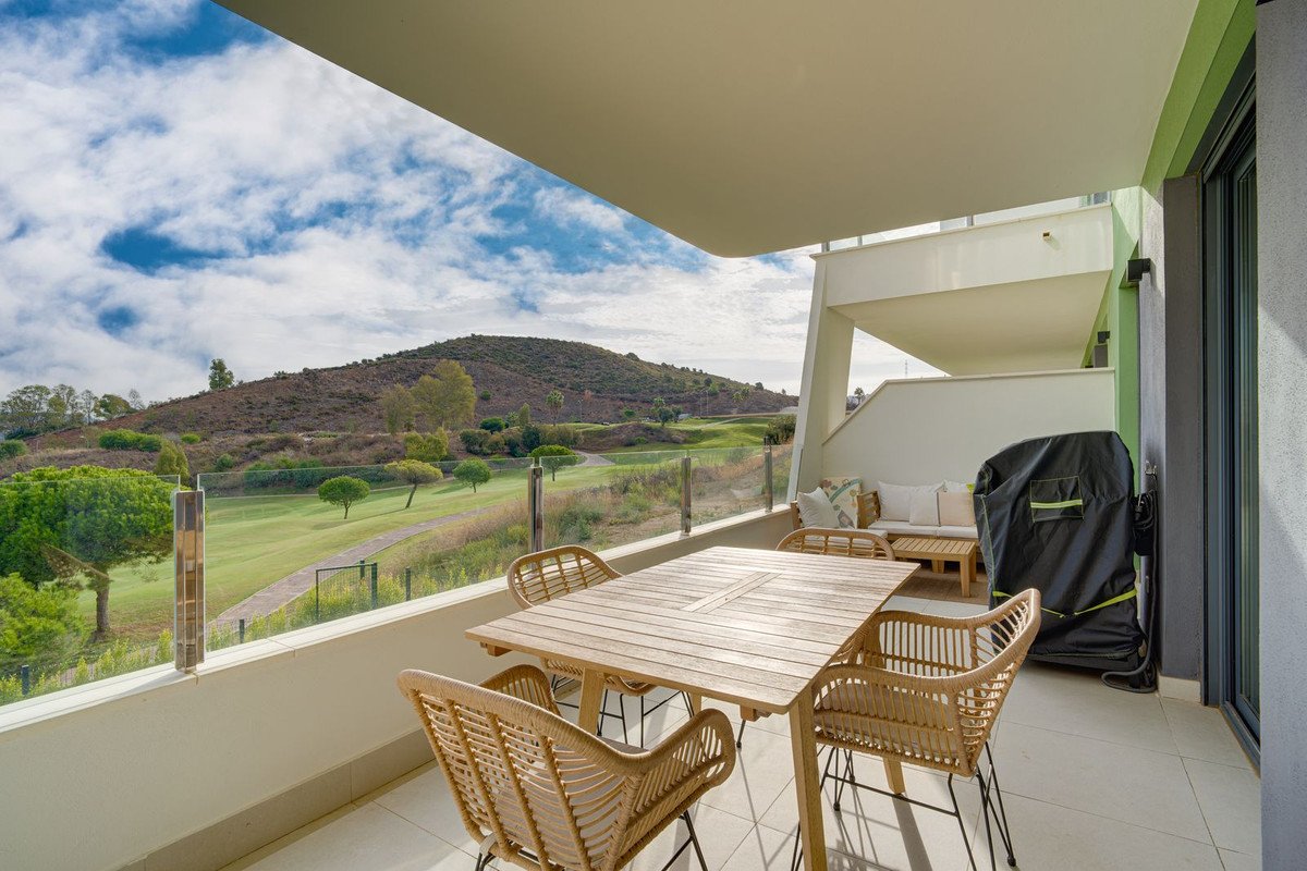 2 Bed Middle Floor Apartment in Calanova Golf