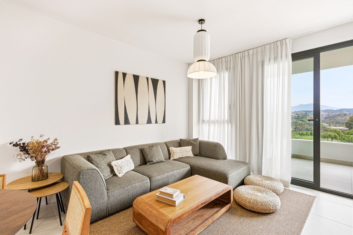 2 Bed Middle Floor Apartment in Calanova Golf