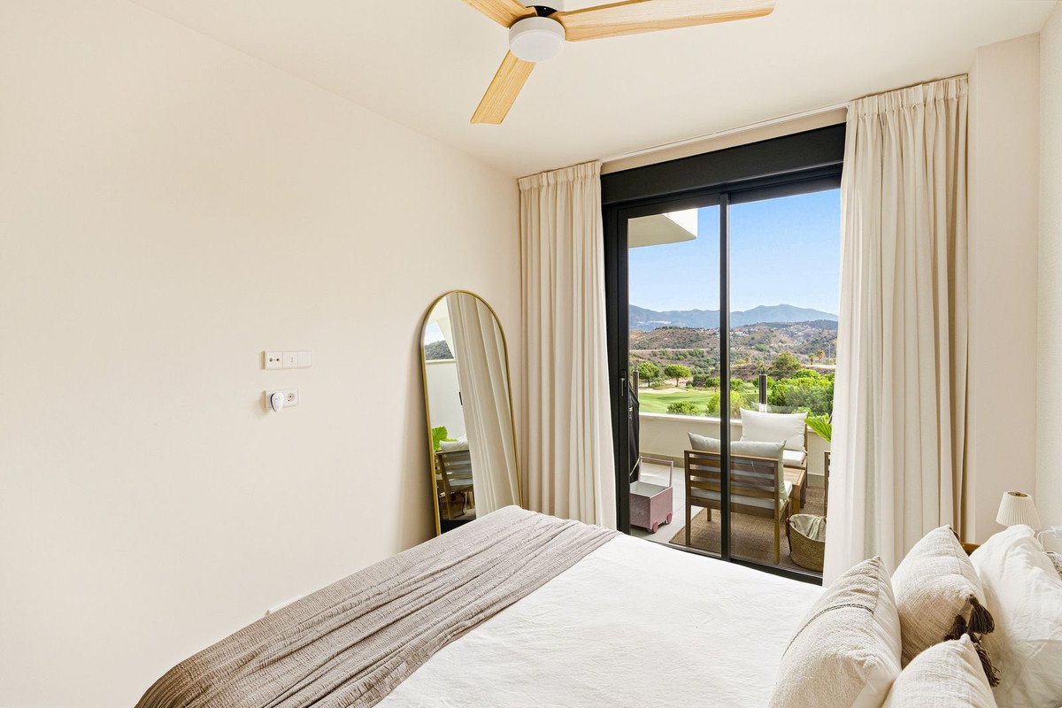 2 Bed Middle Floor Apartment in Calanova Golf