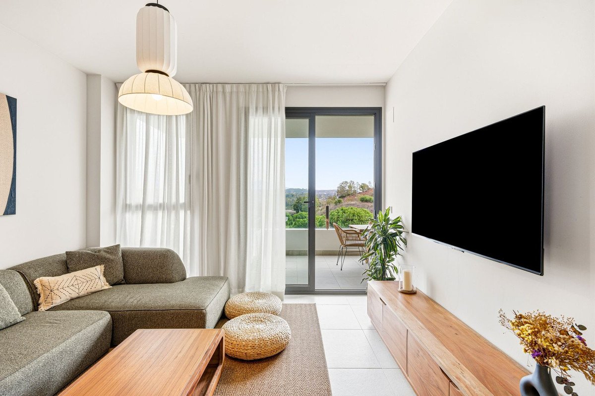 2 Bed Middle Floor Apartment in Calanova Golf