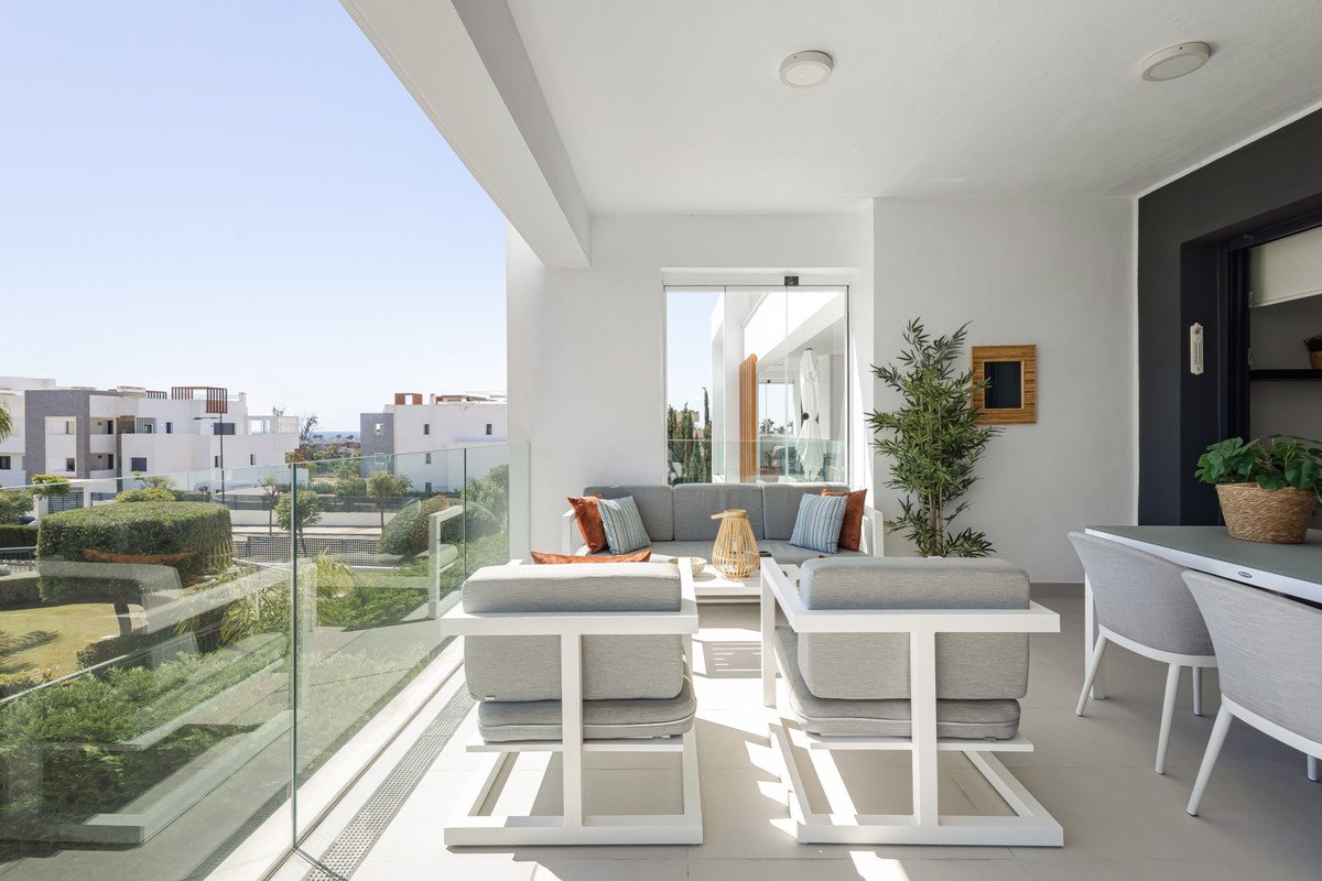 2 Bed Middle Floor Apartment in Estepona