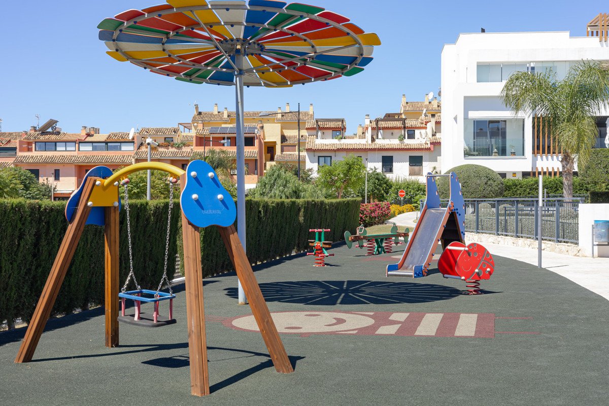 2 Bed Middle Floor Apartment in Estepona