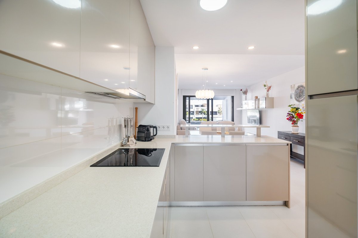 2 Bed Middle Floor Apartment in Estepona