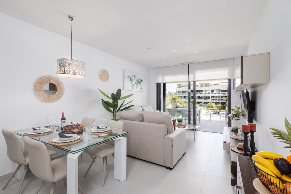 2 Bed Middle Floor Apartment in Estepona