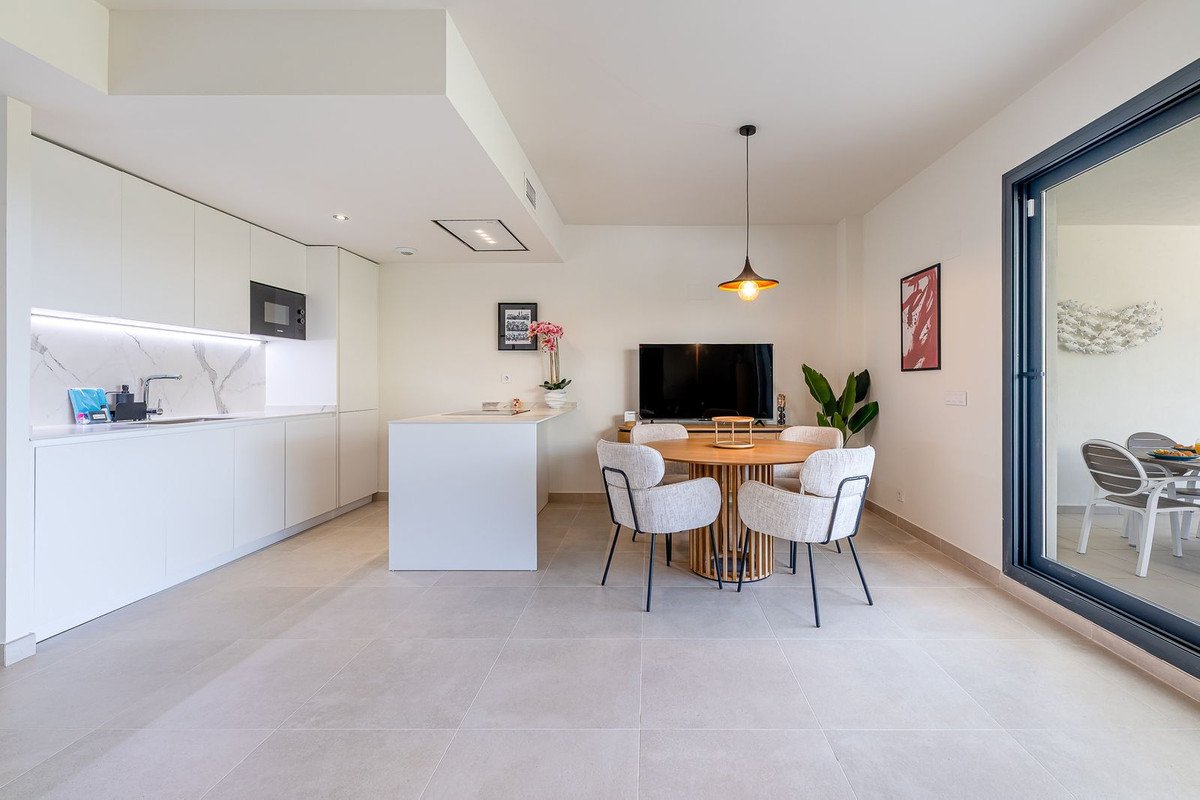 2 Bed Middle Floor Apartment in Benalmadena