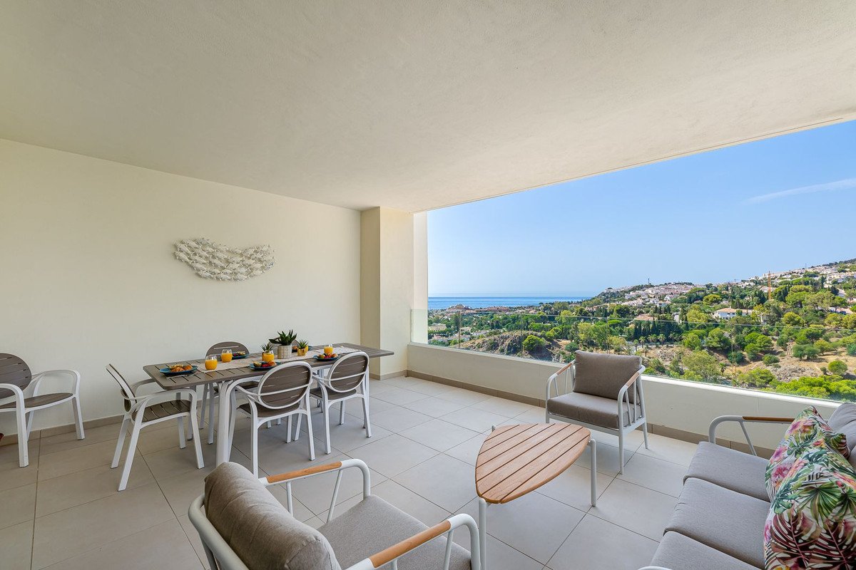2 Bed Middle Floor Apartment in Benalmadena