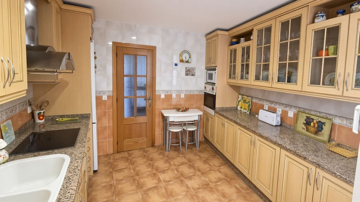 3 Bed Middle Floor Apartment in Marbella