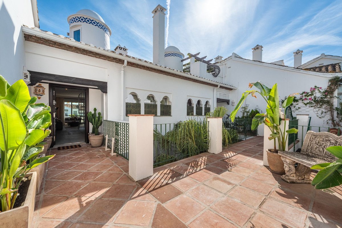 3 Bed Penthouse in New Golden Mile