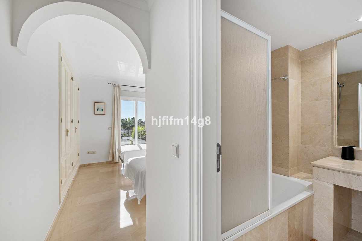4 Bed Townhouse in Nueva Andalucía