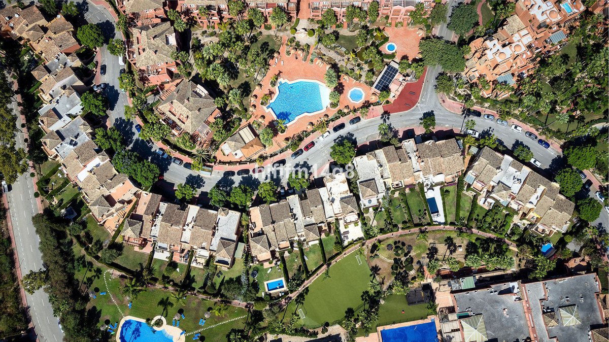 4 Bed Townhouse in Nueva Andalucía