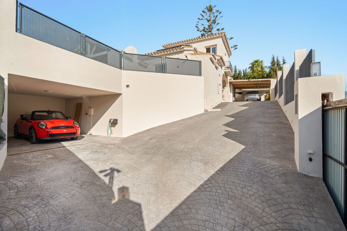 4 Bed Detached Villa in Estepona