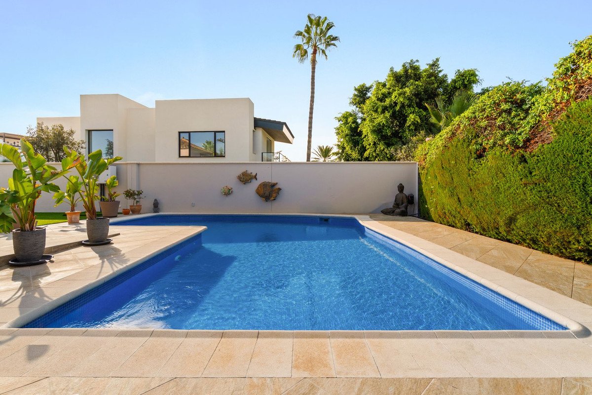 4 Bed Detached Villa in Estepona