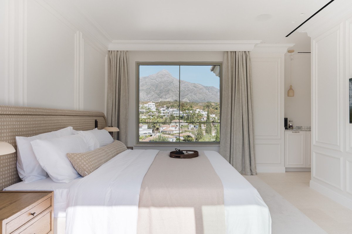 5 Bed Detached Villa in Nueva Andalucía