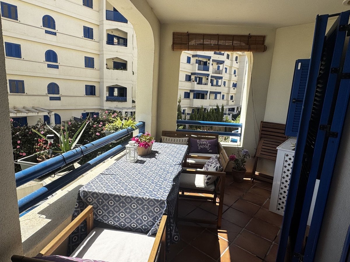 2 Bed Middle Floor Apartment in San Luis de Sabinillas