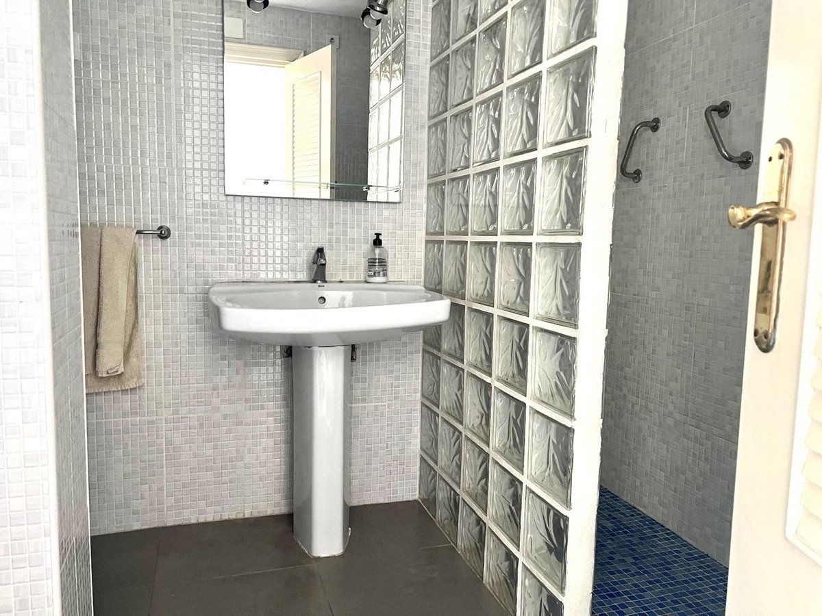 2 Bed Middle Floor Apartment in Fuengirola