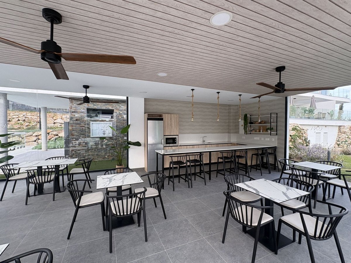 3 Bed Middle Floor Apartment in El Chaparral