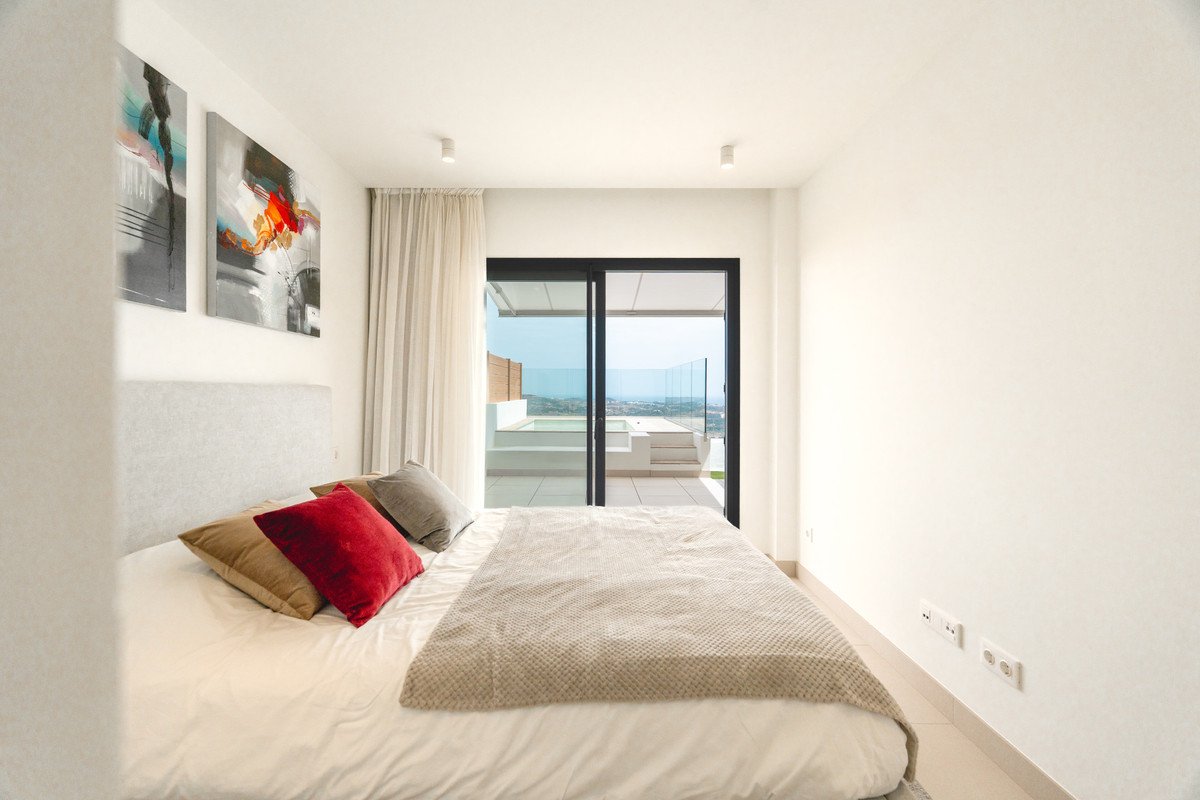 3 Bed Middle Floor Apartment in Calanova Golf