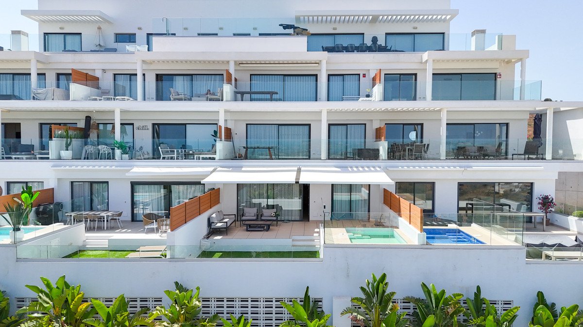 3 Bed Middle Floor Apartment in Calanova Golf
