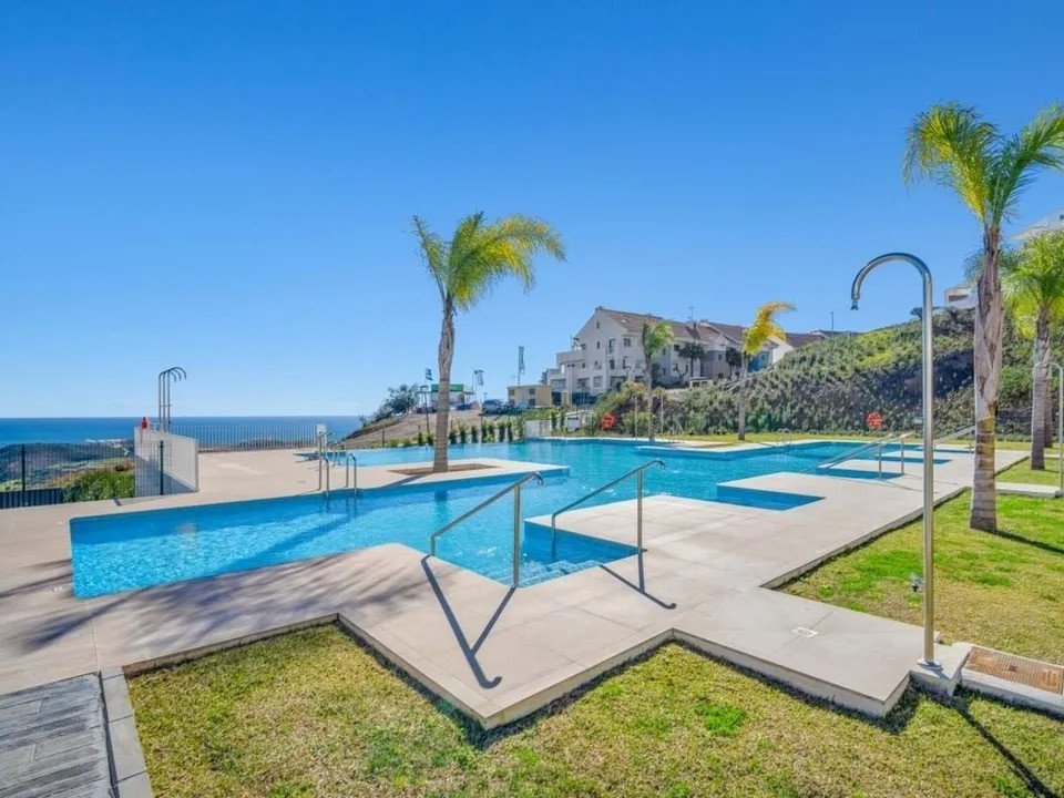 3 Bed Middle Floor Apartment in Calanova Golf