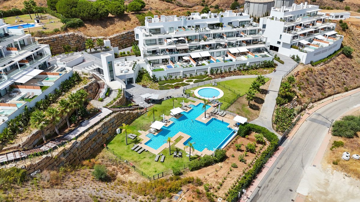 3 Bed Middle Floor Apartment in Calanova Golf
