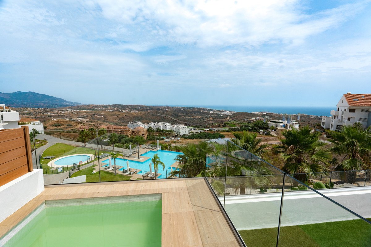 3 Bed Middle Floor Apartment in Calanova Golf