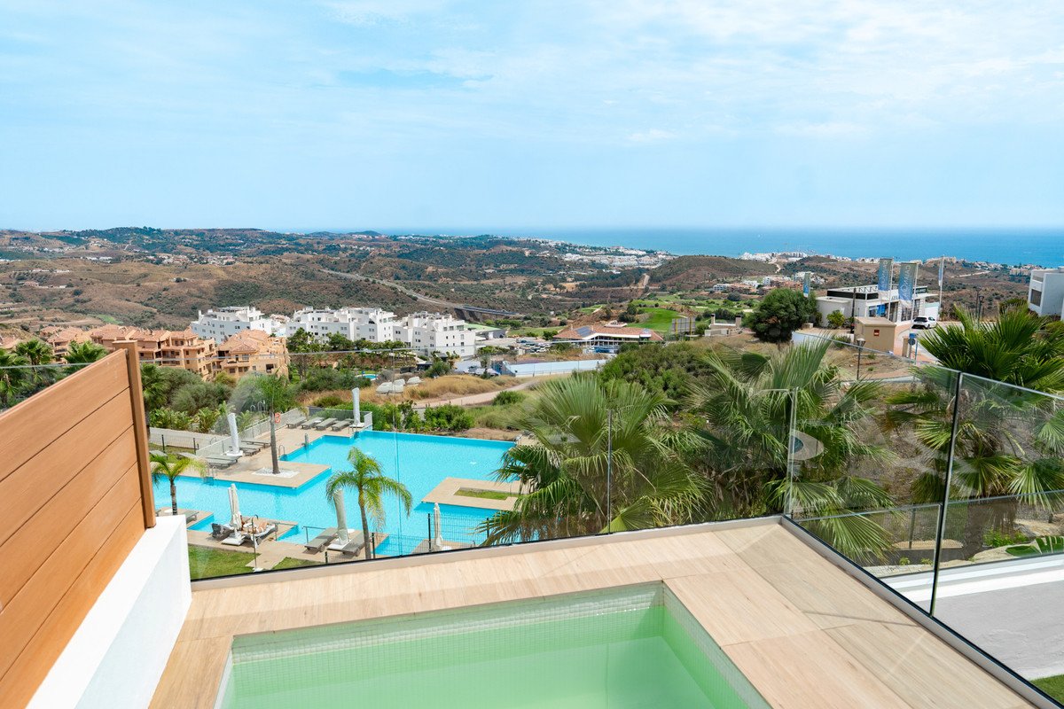 3 Bed Middle Floor Apartment in Calanova Golf