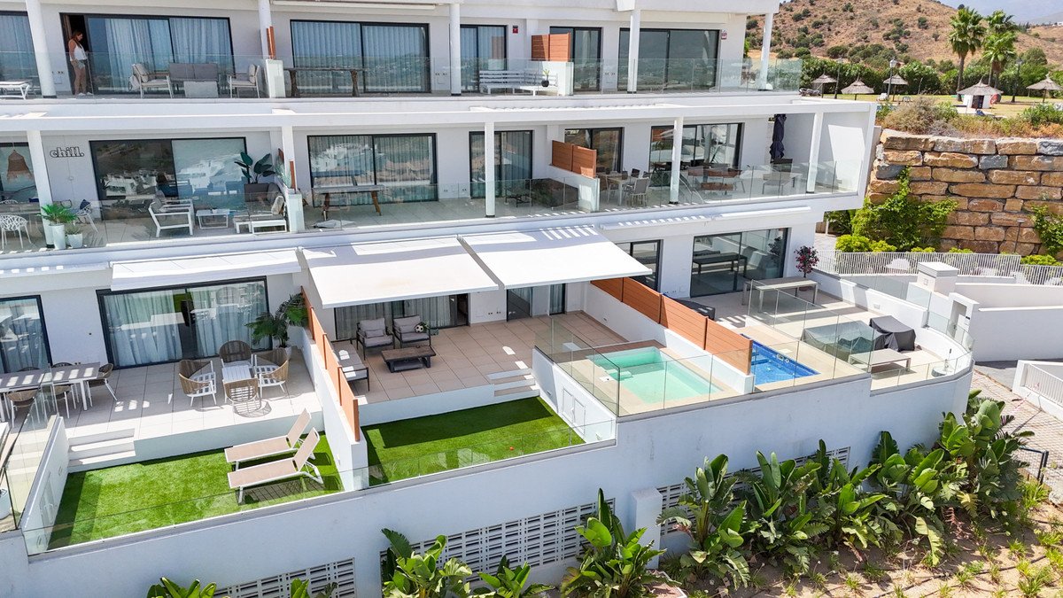 3 Bed Middle Floor Apartment in Calanova Golf