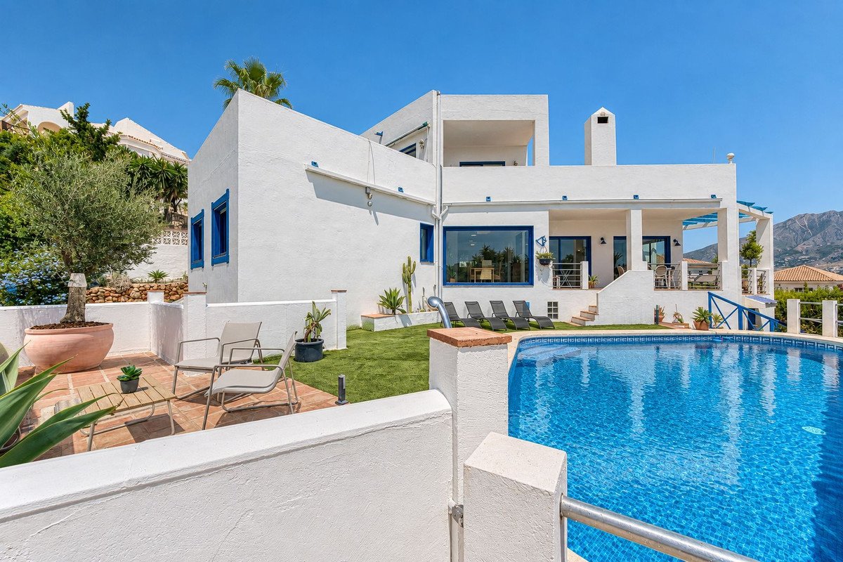 4 Bed Detached Villa in Cerros del Aguila