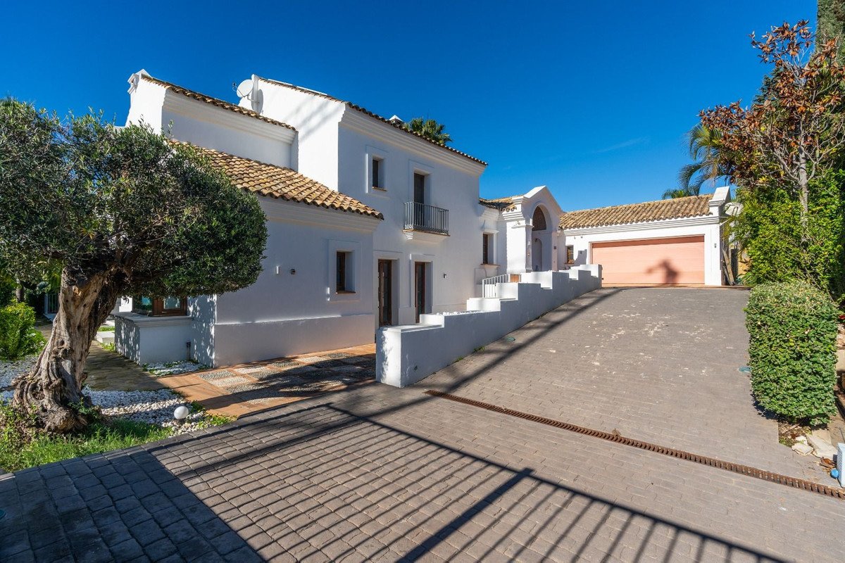 5 Bed Detached Villa in Benahavís