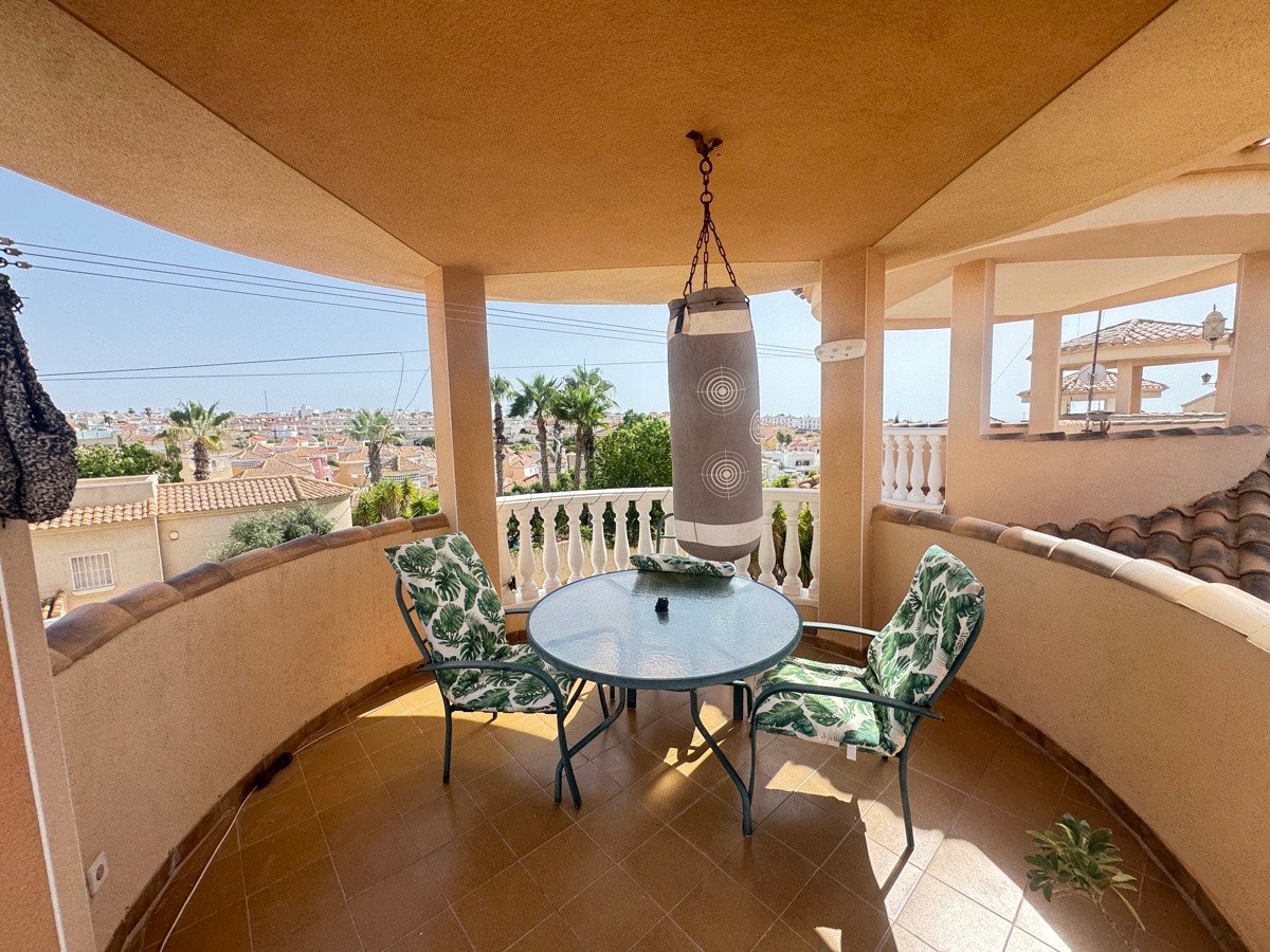 4 Bed Detached Villa in Villamartin