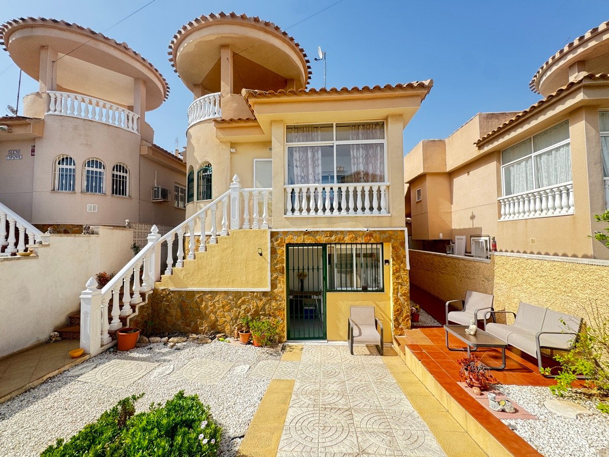 4 Bed Detached Villa in Villamartin