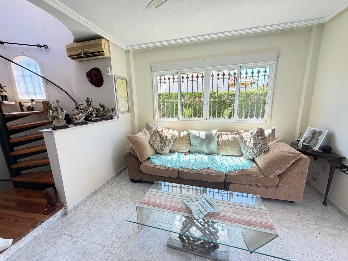 4 Bed Detached Villa in Villamartin
