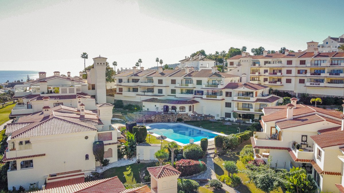 2 Bed Middle Floor Apartment in La Duquesa