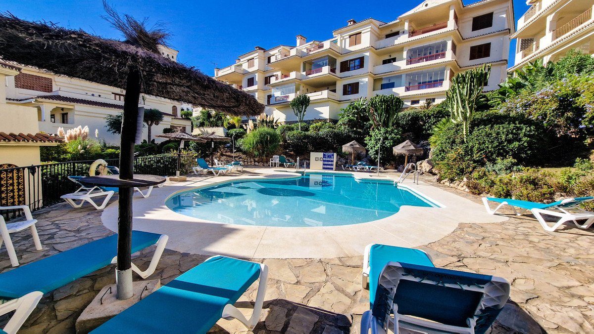 2 Bed Middle Floor Apartment in La Duquesa