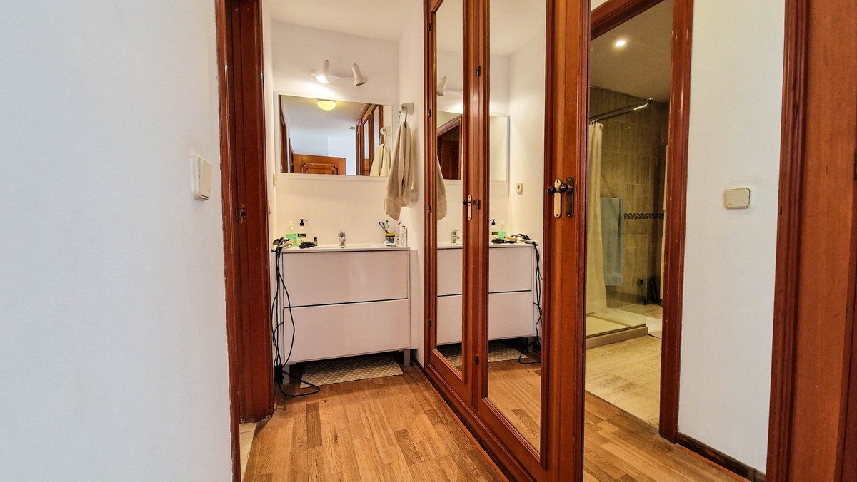 2 Bed Middle Floor Apartment in La Duquesa