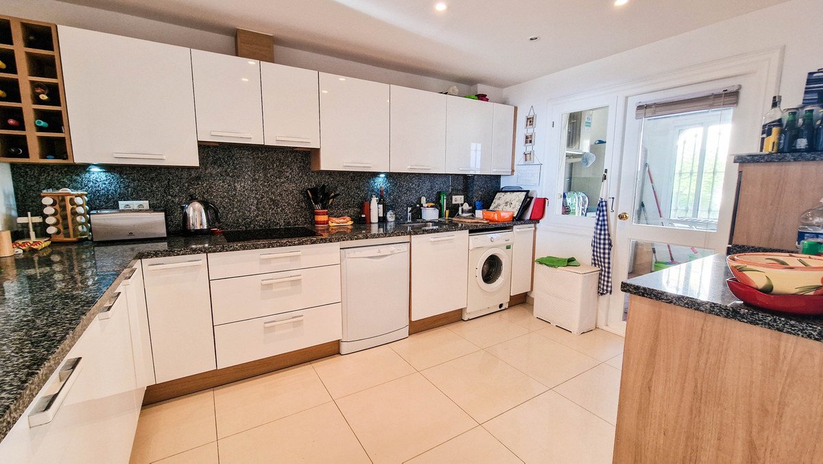 2 Bed Middle Floor Apartment in La Duquesa