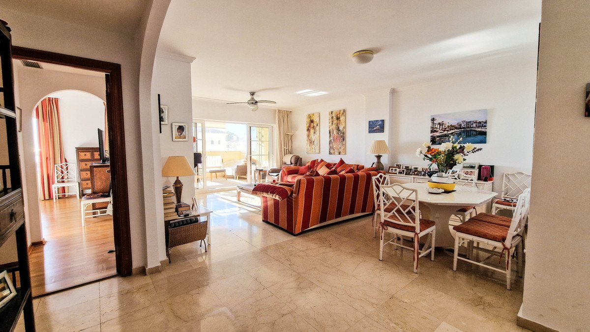 2 Bed Middle Floor Apartment in La Duquesa