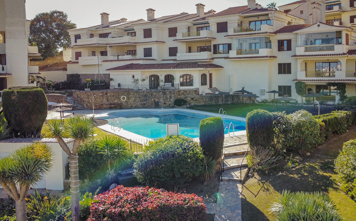 2 Bed Middle Floor Apartment in La Duquesa
