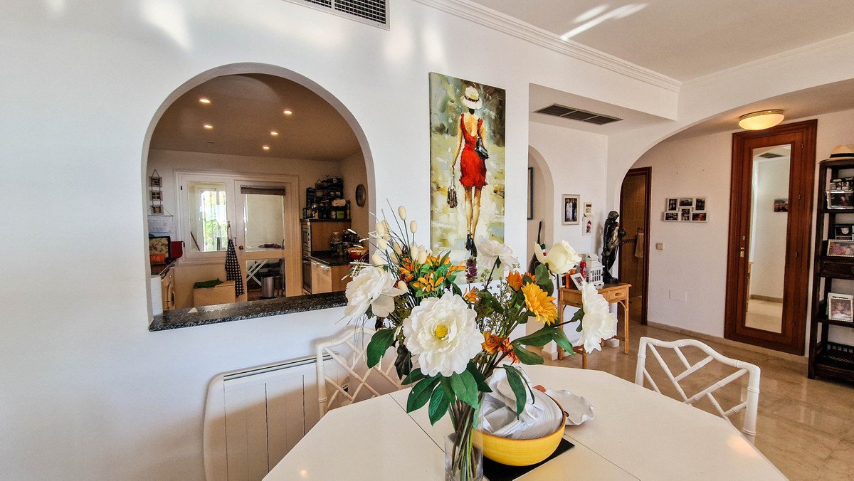 2 Bed Middle Floor Apartment in La Duquesa