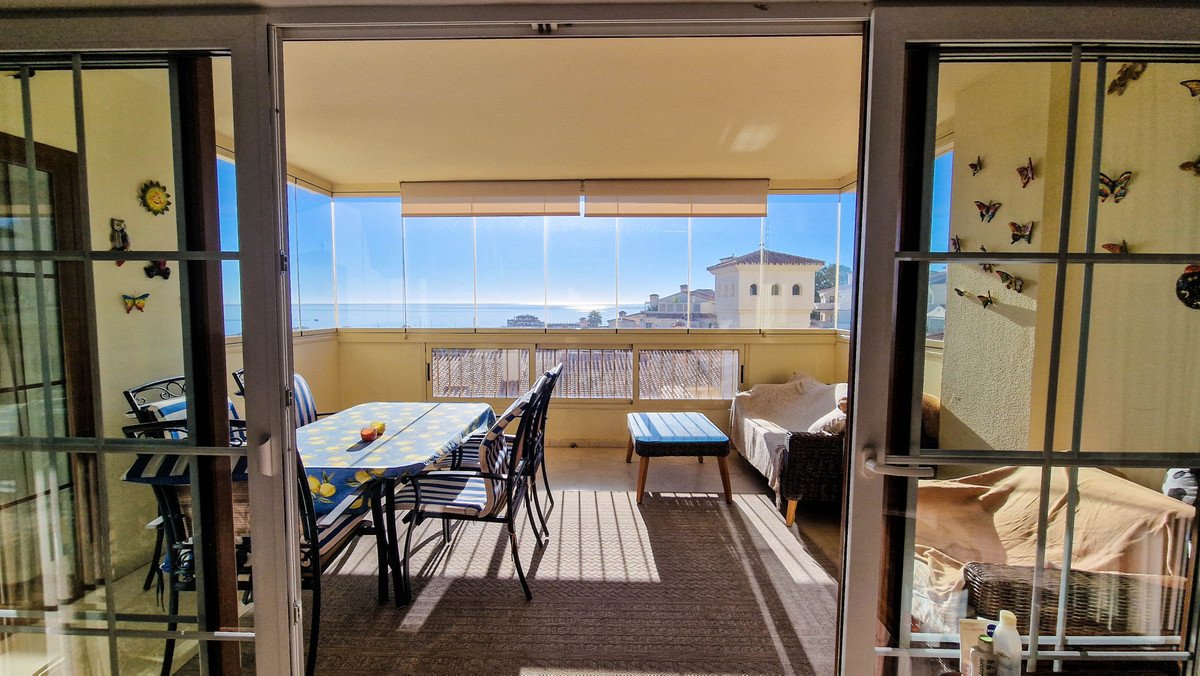 2 Bed Middle Floor Apartment in La Duquesa
