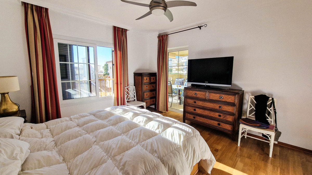 2 Bed Middle Floor Apartment in La Duquesa