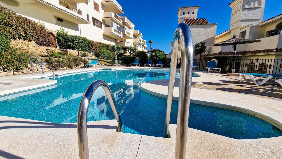 2 Bed Middle Floor Apartment in La Duquesa