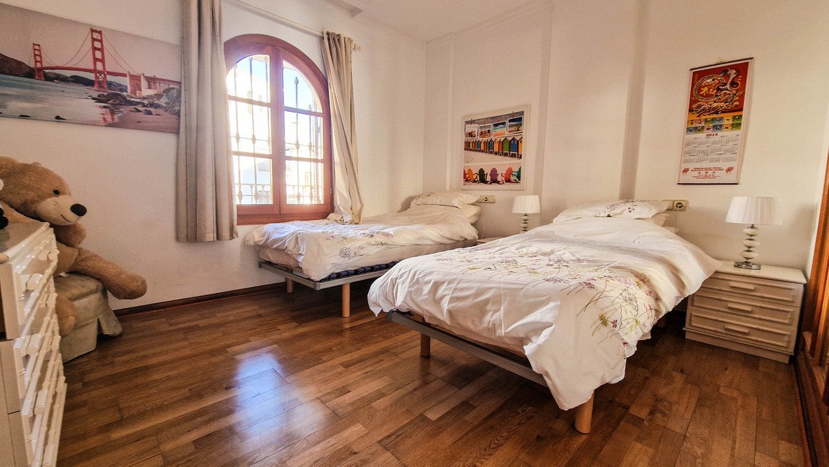 2 Bed Middle Floor Apartment in La Duquesa