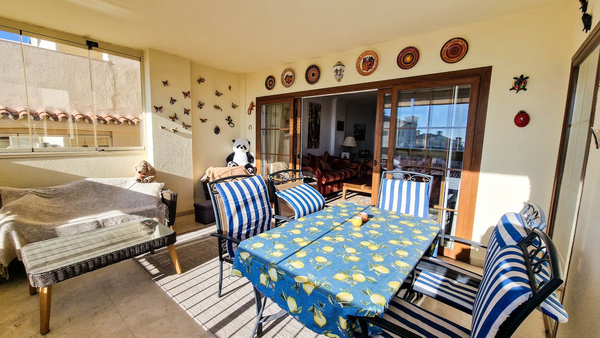 2 Bed Middle Floor Apartment in La Duquesa