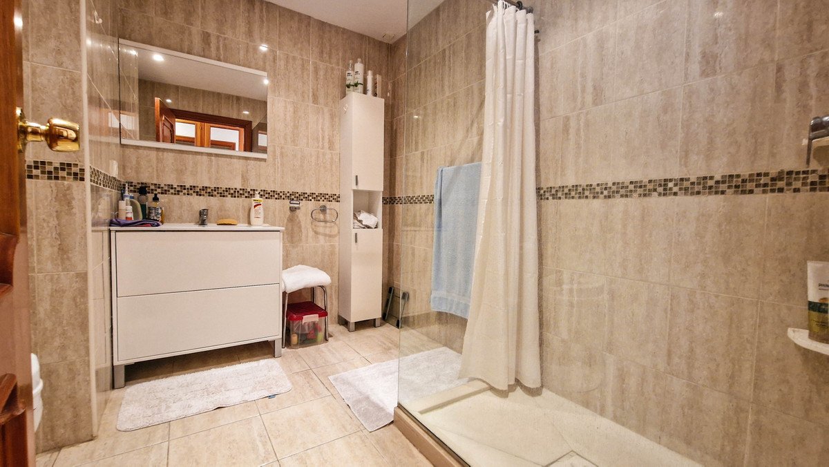 2 Bed Middle Floor Apartment in La Duquesa