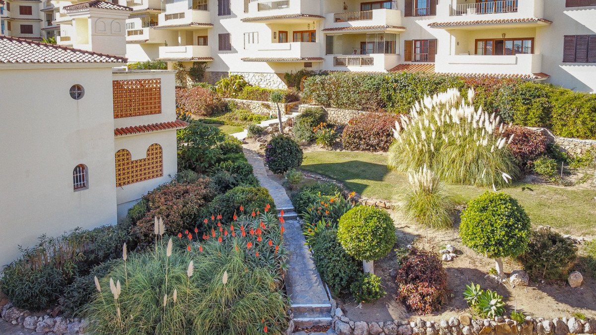 2 Bed Middle Floor Apartment in La Duquesa