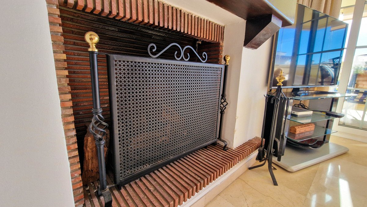 2 Bed Middle Floor Apartment in La Duquesa
