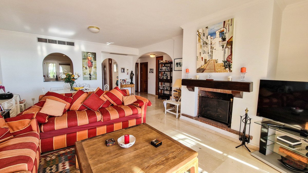 2 Bed Middle Floor Apartment in La Duquesa