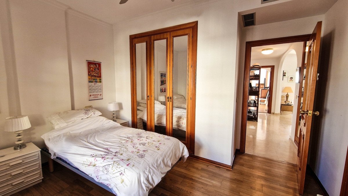 2 Bed Middle Floor Apartment in La Duquesa